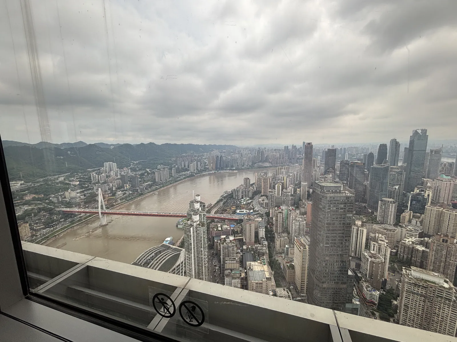 從重慶來福士洲際酒店客房俯瞰渝中城市景觀