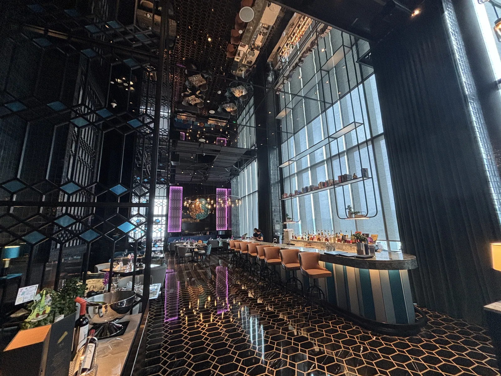 重慶來福士洲際酒店挑高餐飲空間