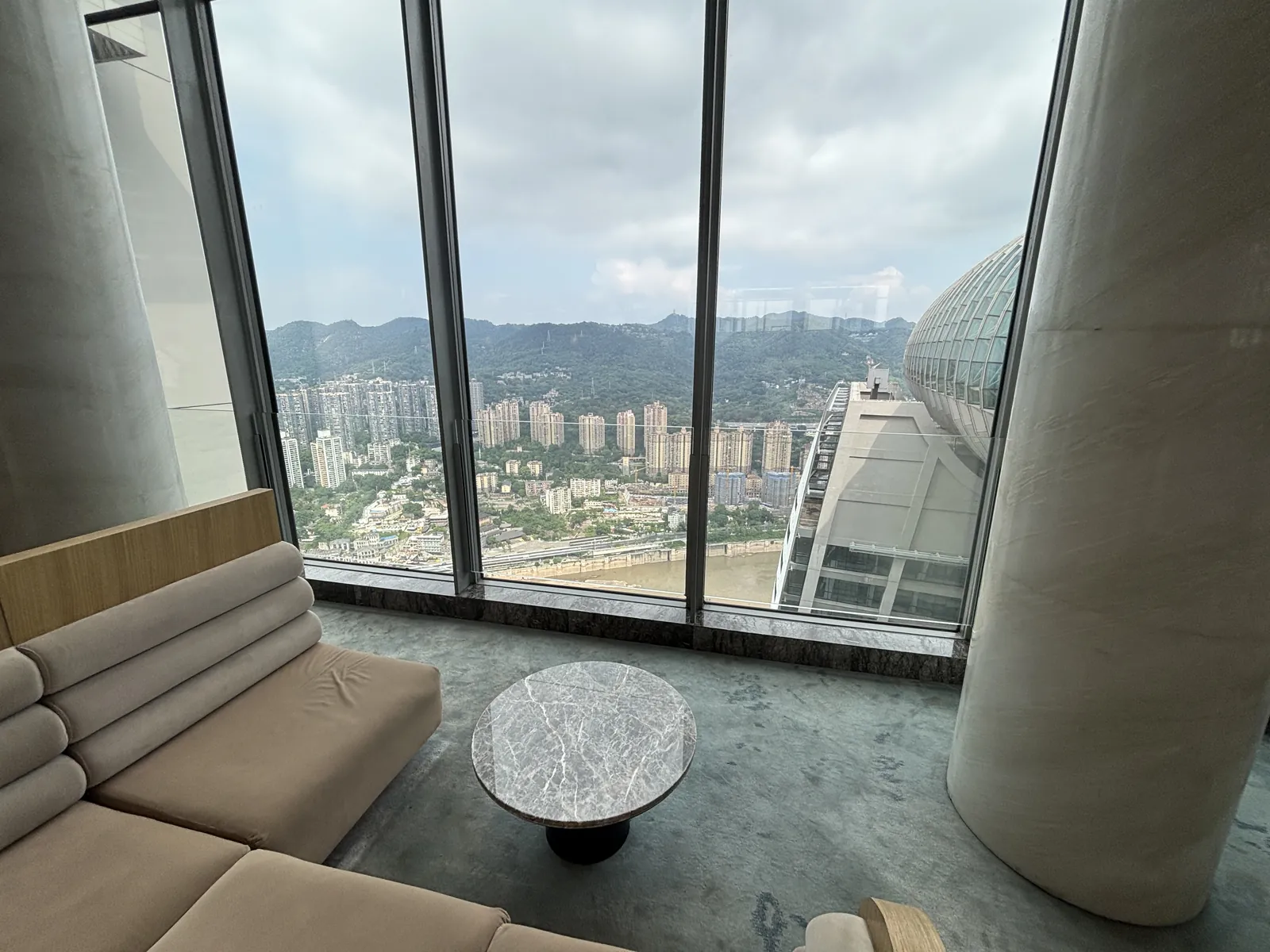 重慶來福士洲際酒店大廳臨窗休息區與江景