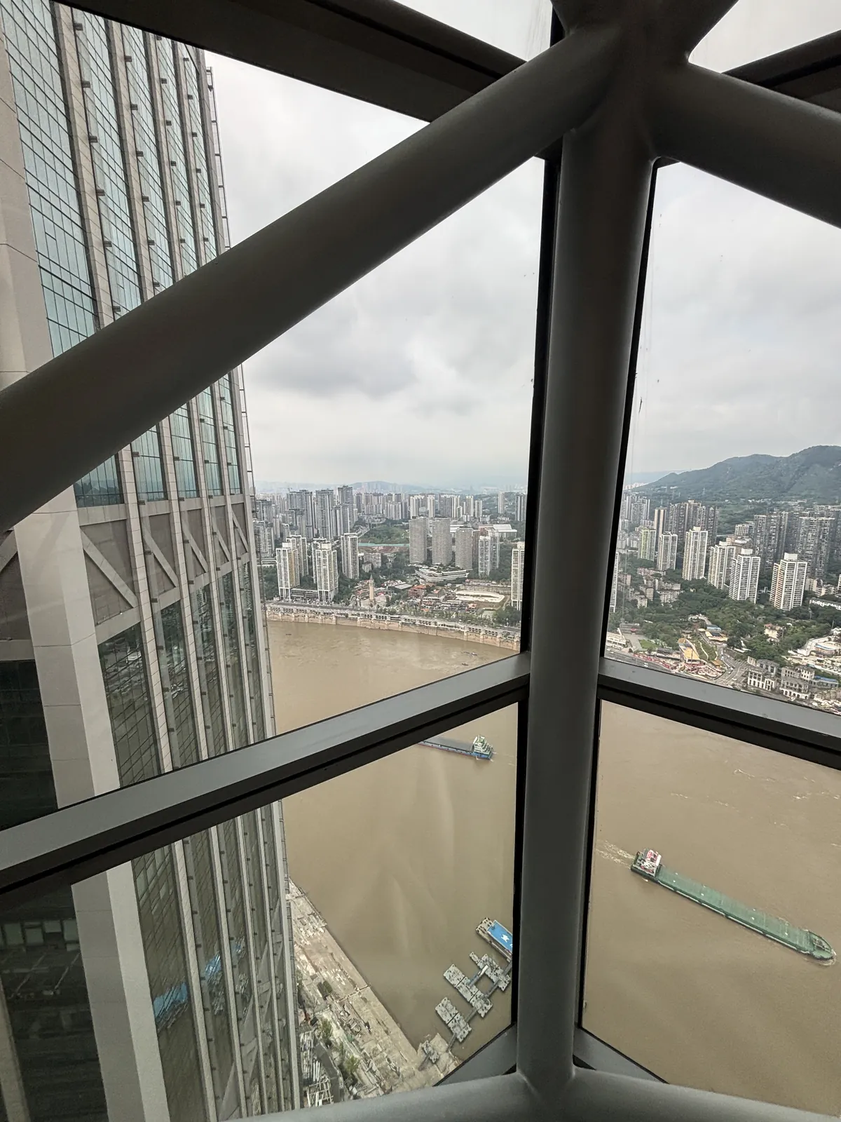從重慶來福士 The Crystal 俯瞰江面與城市