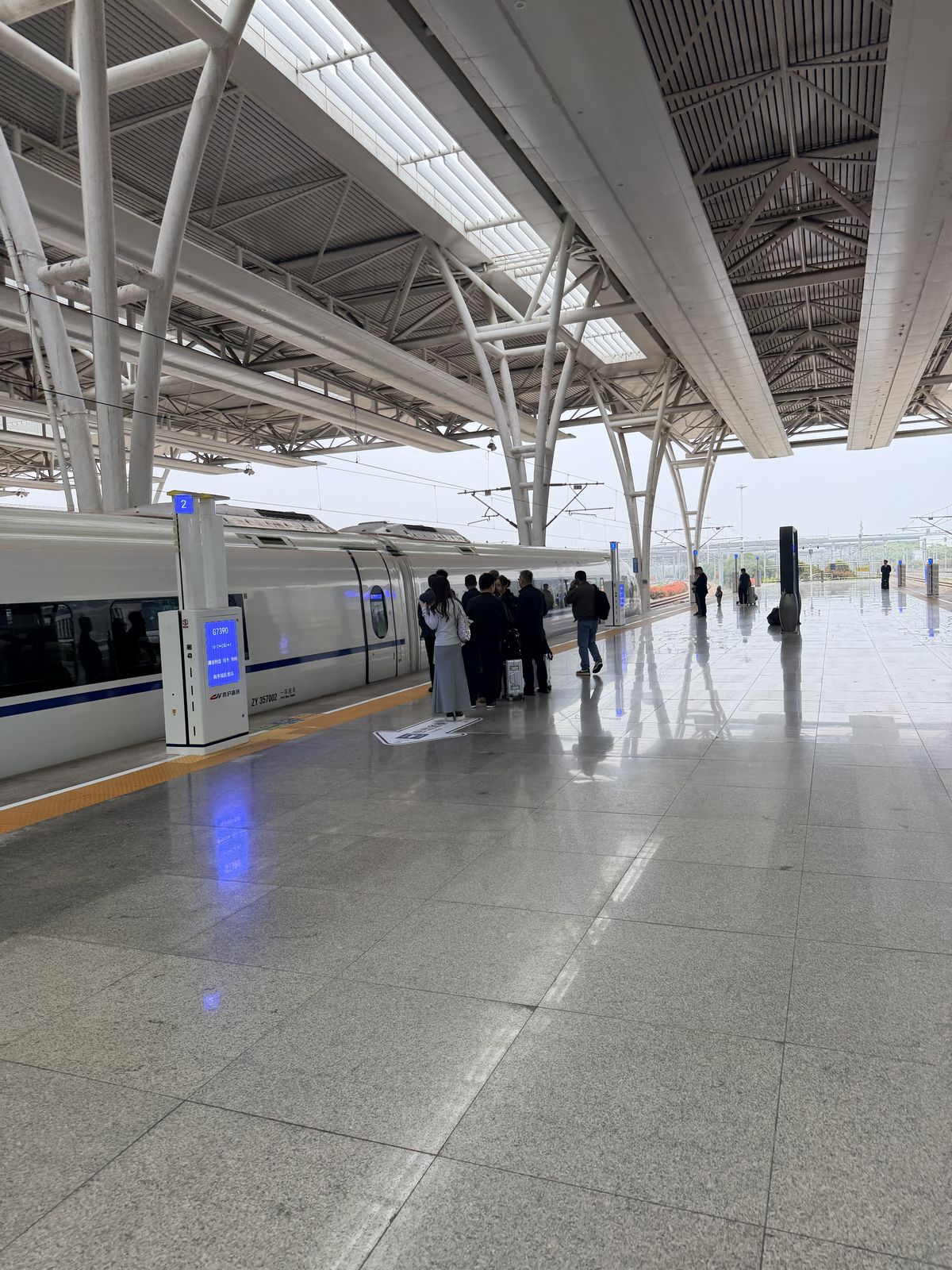 杭州東站月台上的高鐵列車,十一期間熱門車次應在開賣後儘快購買