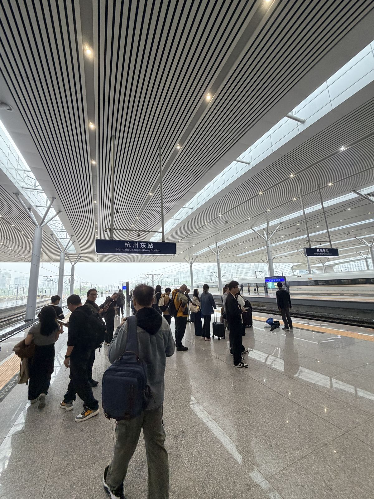 杭州東站月台與高鐵列車