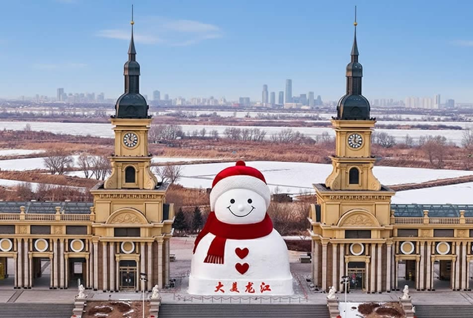 哈爾濱群力音樂公園大雪人冬日造景