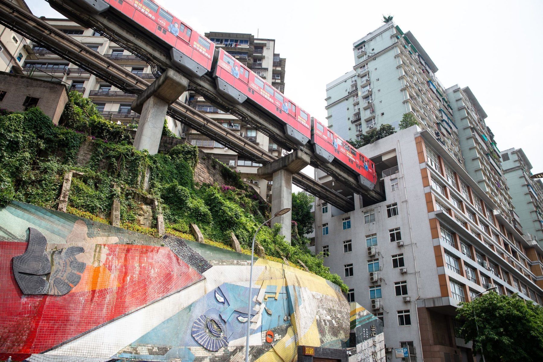 李子壩輕軌紅車廂穿越住宅大樓