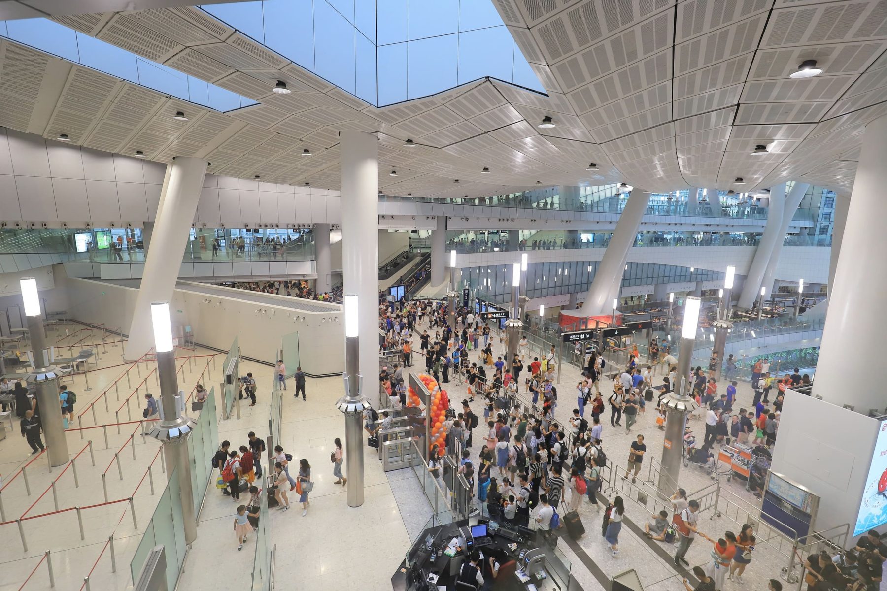 香港西九龍高鐵站內部大廳與旅客動線