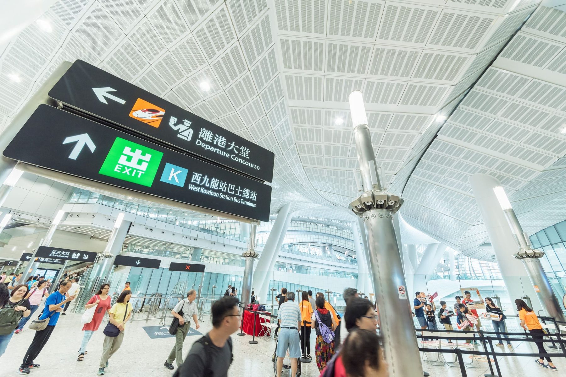 香港西九龍站大堂的離港與巴士總站指標