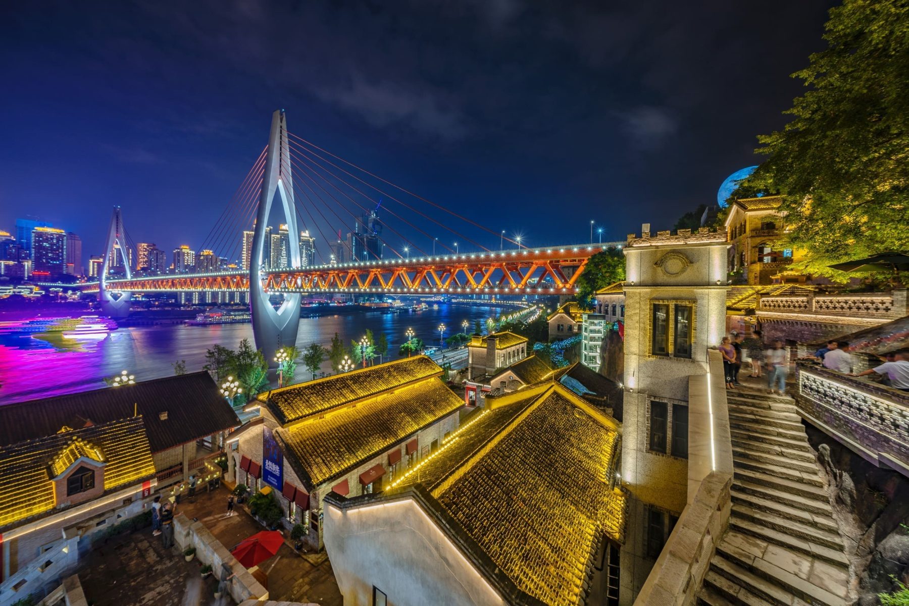 重慶自然醒輕鬆行包車一日遊 | 好吃街＋穿樓輕軌＋下浩夜景＋慶渝宴宮廷秀
