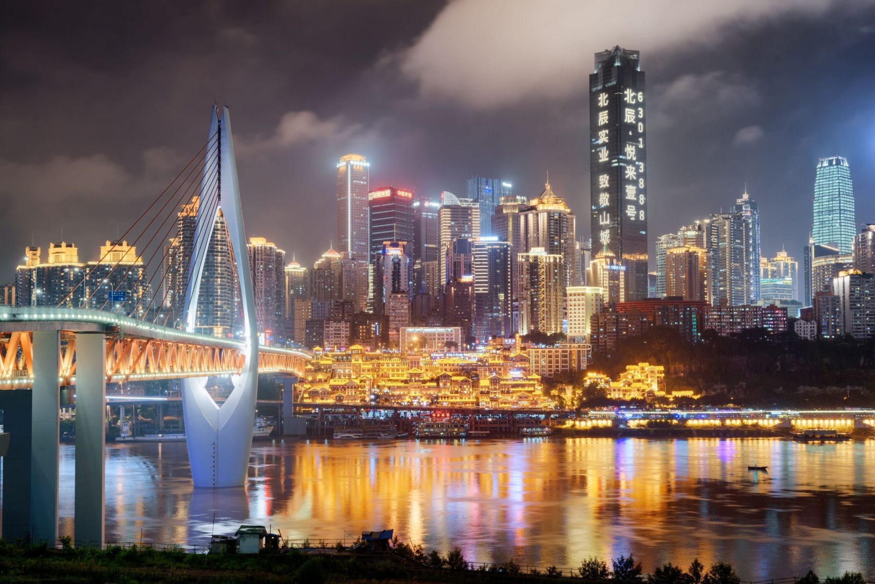 重慶兩江橋樑與洪崖洞一帶夜景倒影