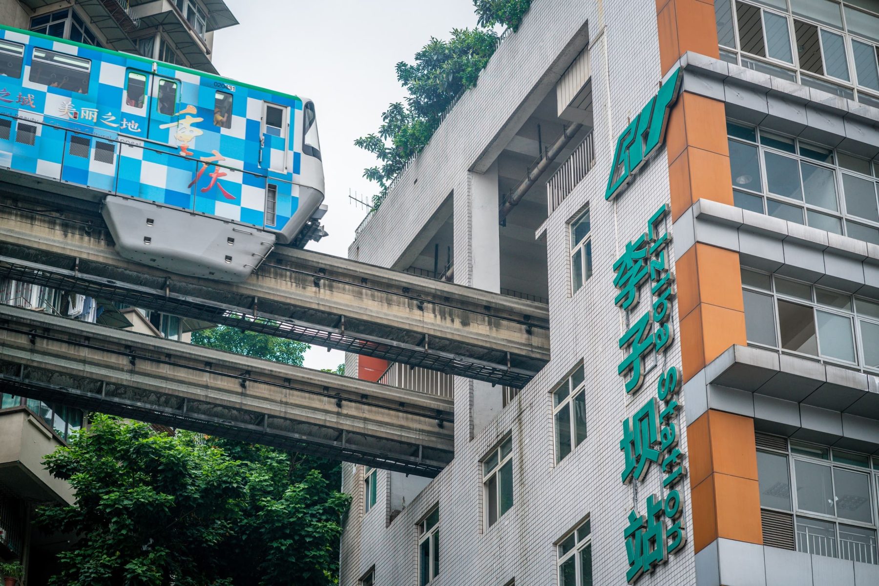重慶市區軌道交通列車行駛畫面