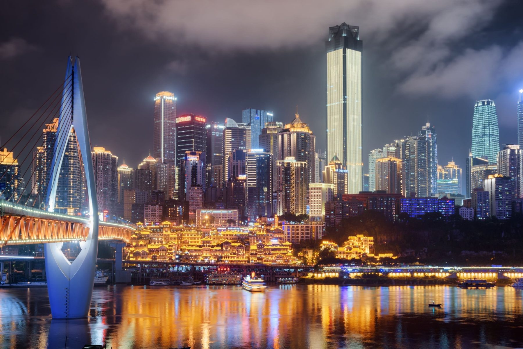 洪崖洞幾點點燈？點燈時間表與避開人潮的夜景拍攝機位推薦