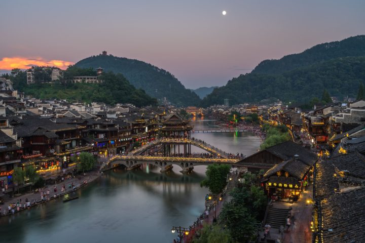 鳳凰古城必去景點整理|沱江泛舟+住一晚才懂的古城魅力