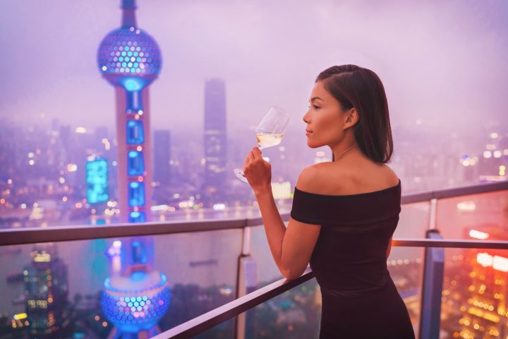 上海高空露台酒吧推薦|最浪漫的建築群夜景 × 外灘天際線最佳觀景地