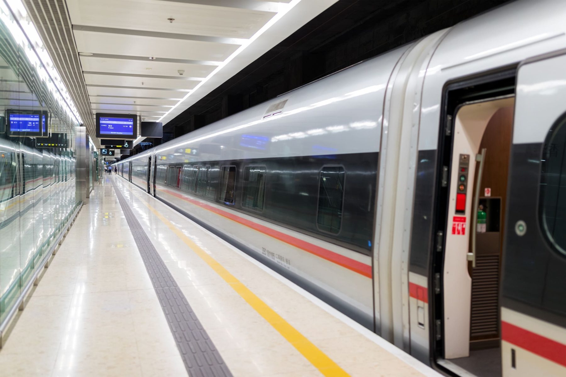 復興號高鐵列車行駛於貴廣高鐵線