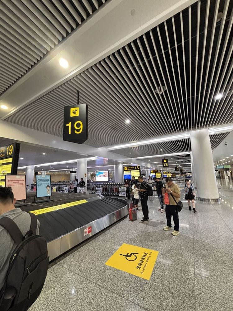 重慶江北國際機場抵達層行李轉盤與出口指示