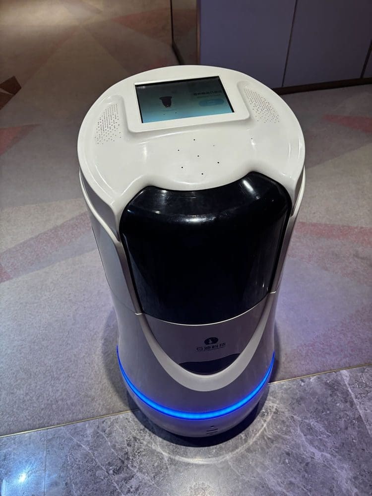 中國飯店房門口等待送餐機器人開門取餐