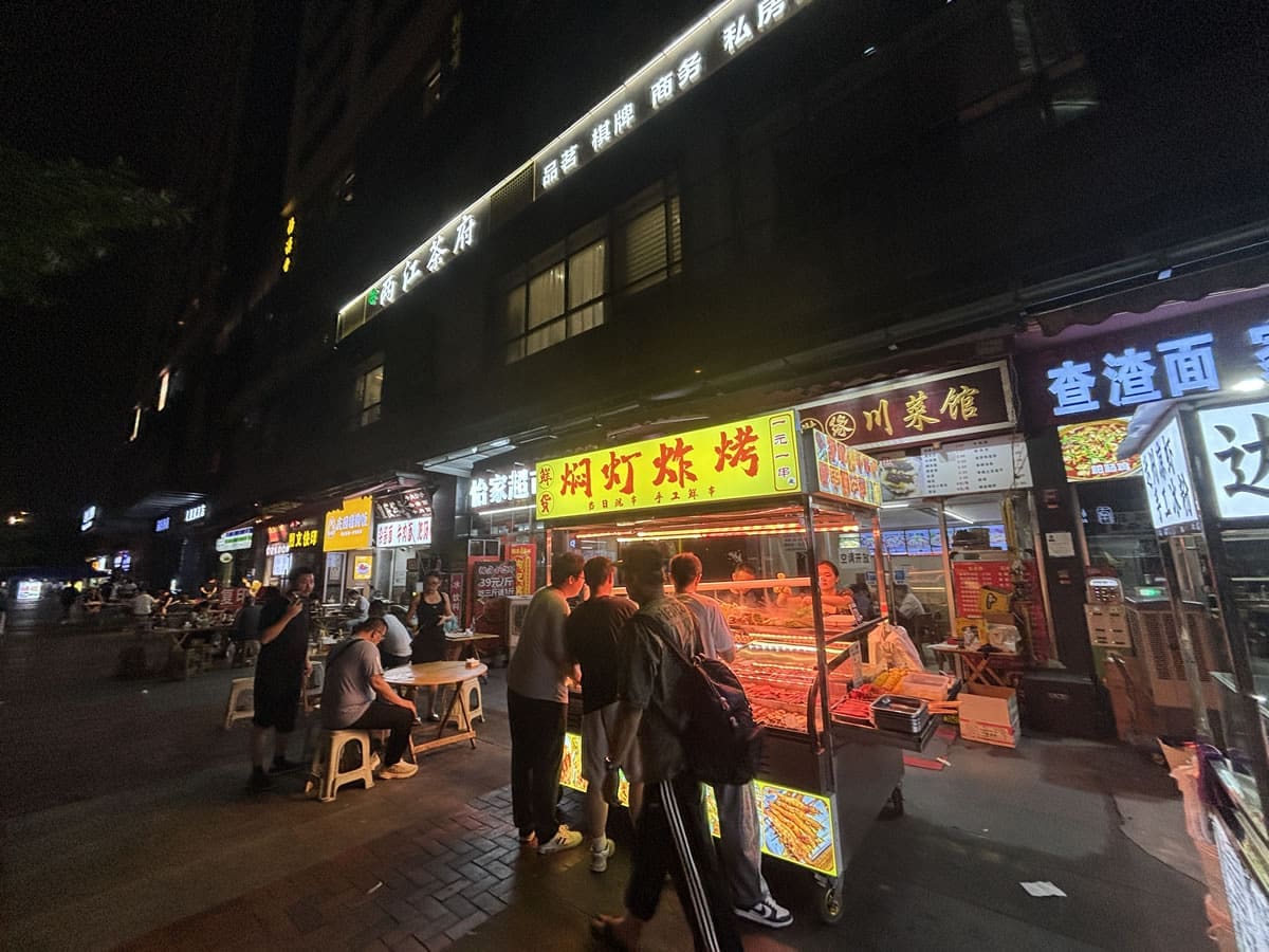 成都路邊燒烤推薦｜當日現串手工鮮串，一元一串 | 夜晚最嗨的宵夜體驗