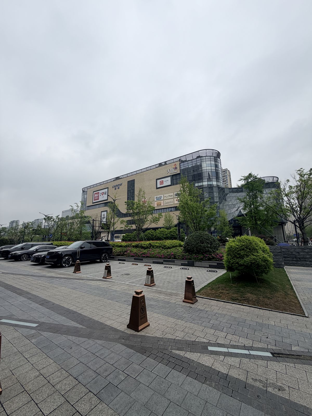 龍湖杭州金沙天街外觀與入口前方車道