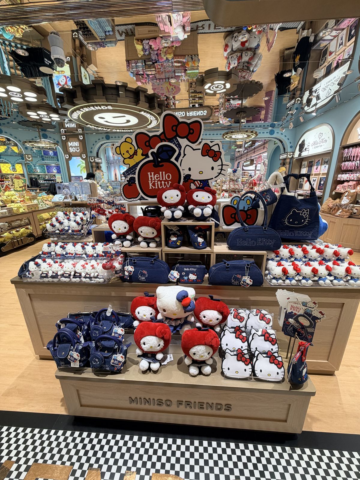 MINISO FRIENDS 店內角色玩偶與周邊陳列