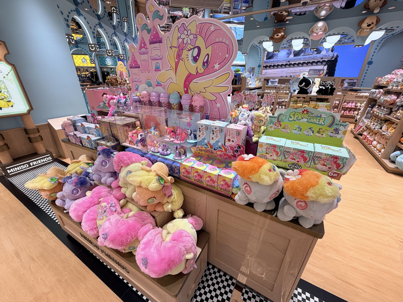 MINISO FRIENDS 粉色主題商品區與玩偶展示