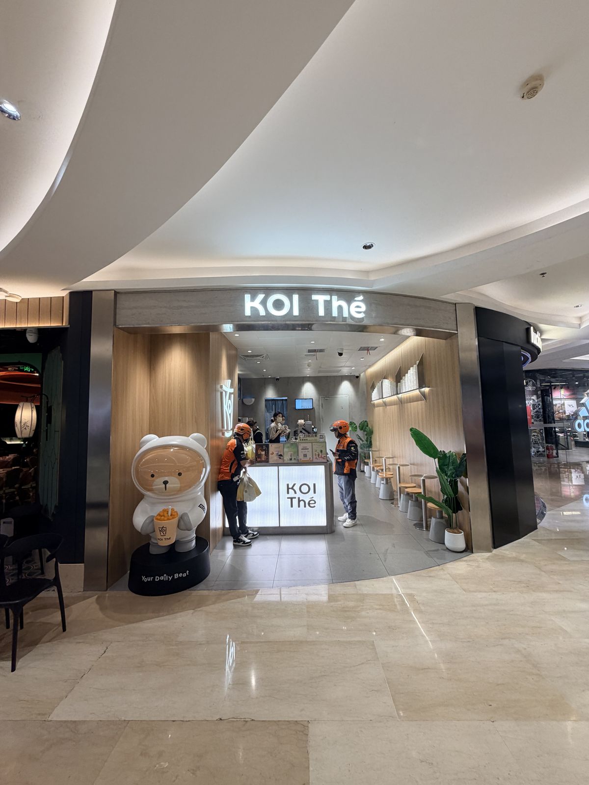 金沙天街餐飲店與商場走道