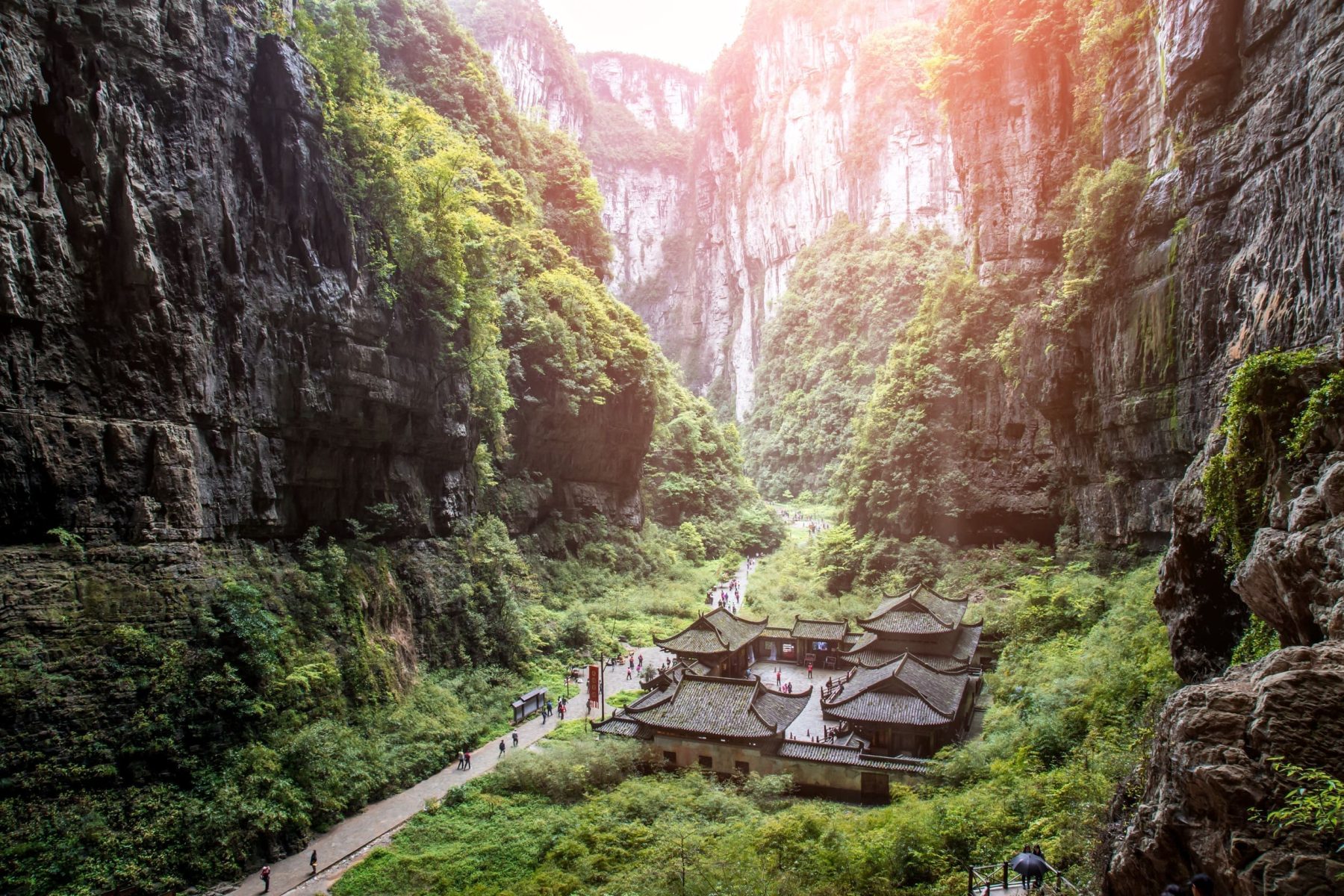 武隆天生三橋峽谷與谷底建築