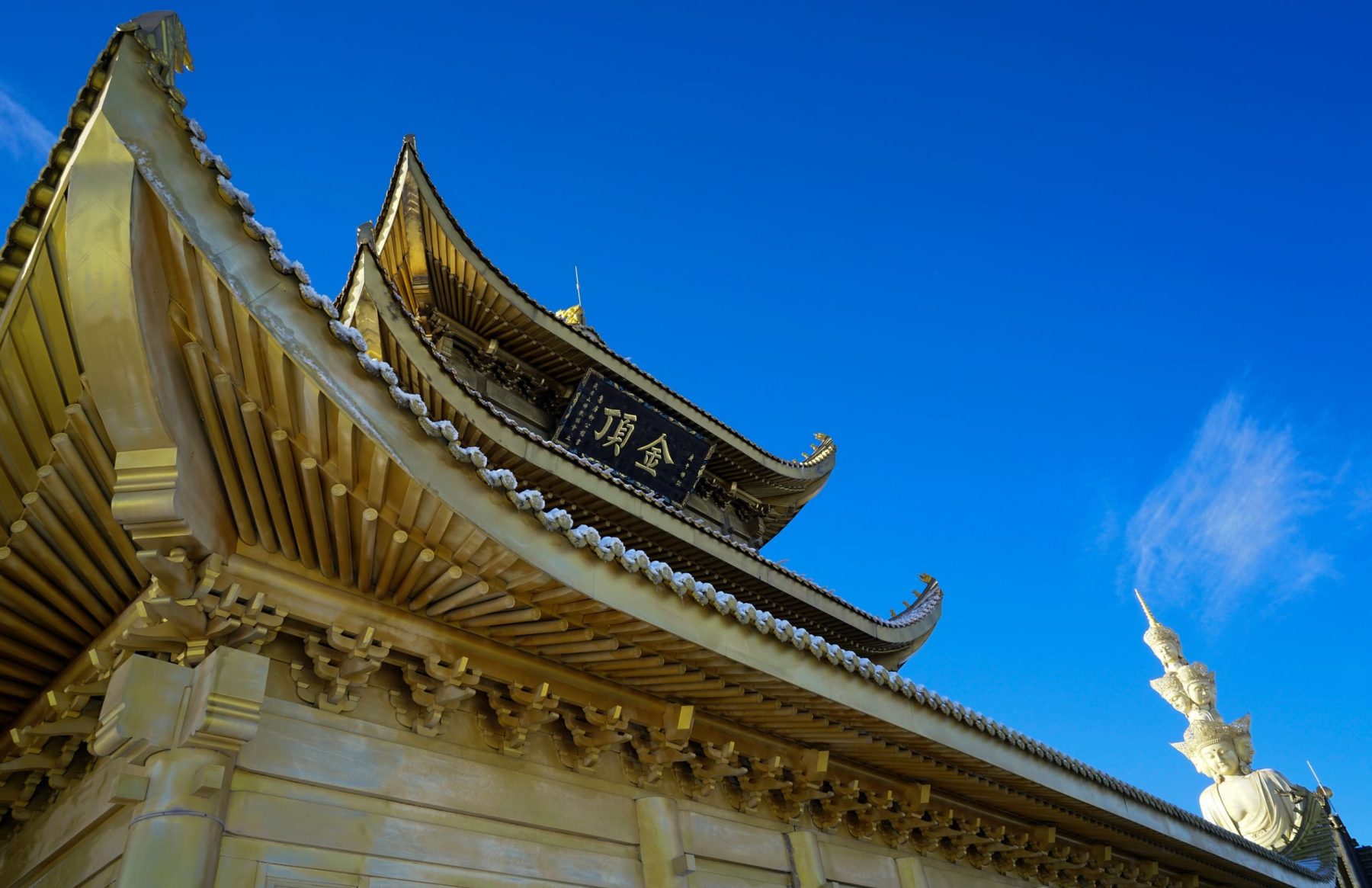 峨眉山住宿攻略｜金頂、雷洞坪、清音閣/萬年寺、市區/報國寺 優缺點比較