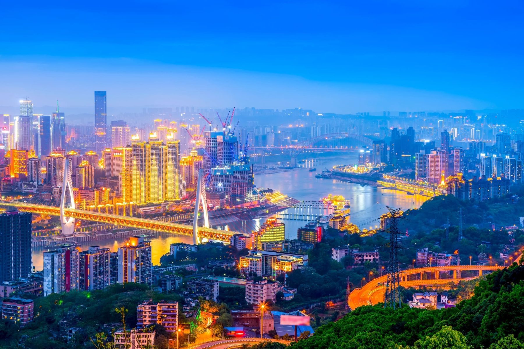 高處俯瞰重慶兩江橋樑與城市夜景