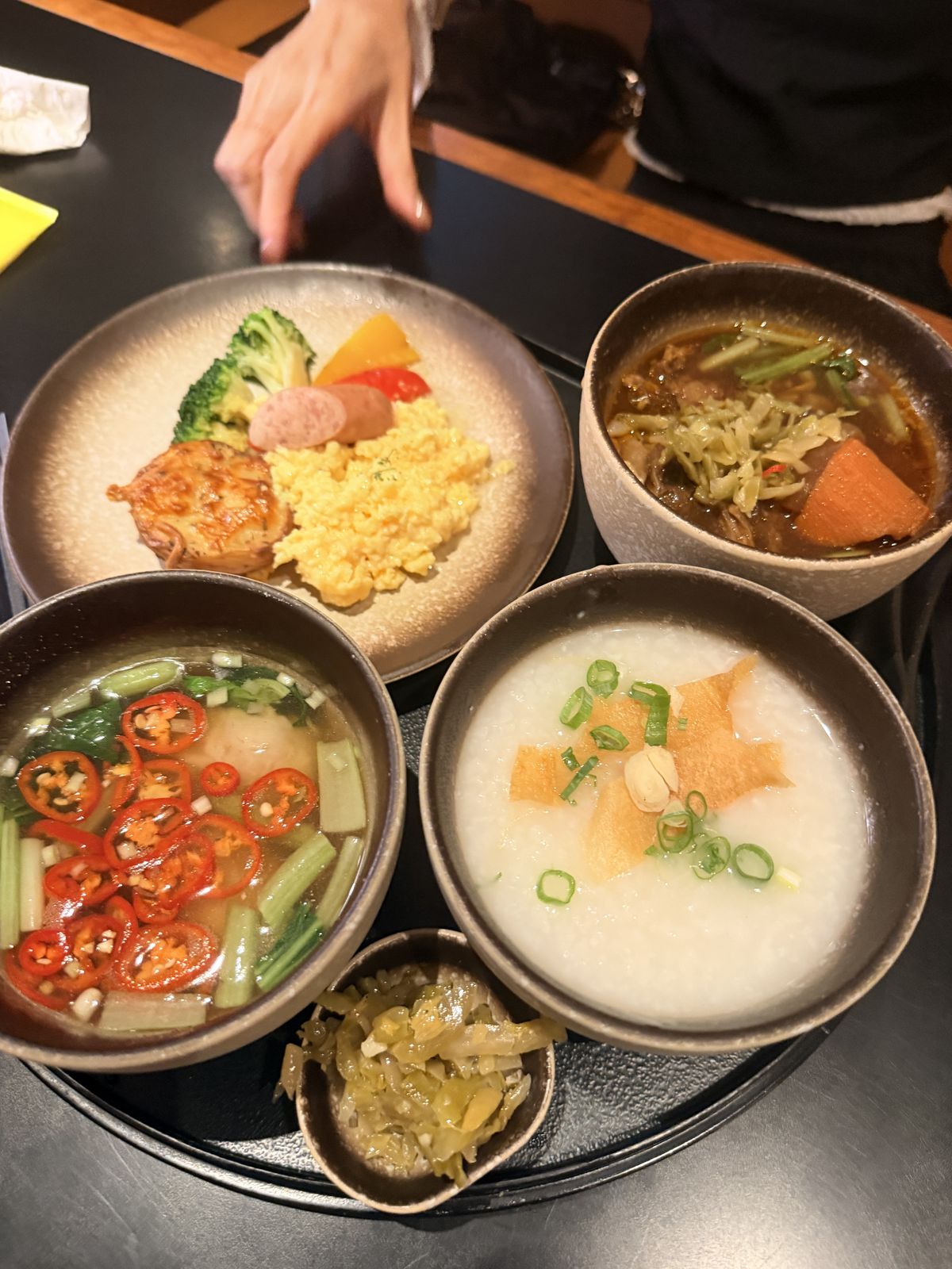 國泰貴賓室中式早餐粥品與小菜拼盤