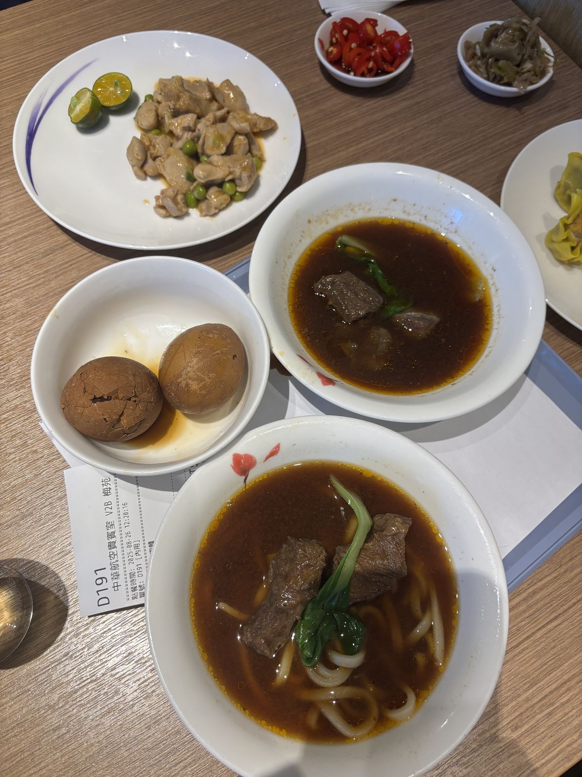 梅苑貴賓室牛肉麵與配菜拼盤