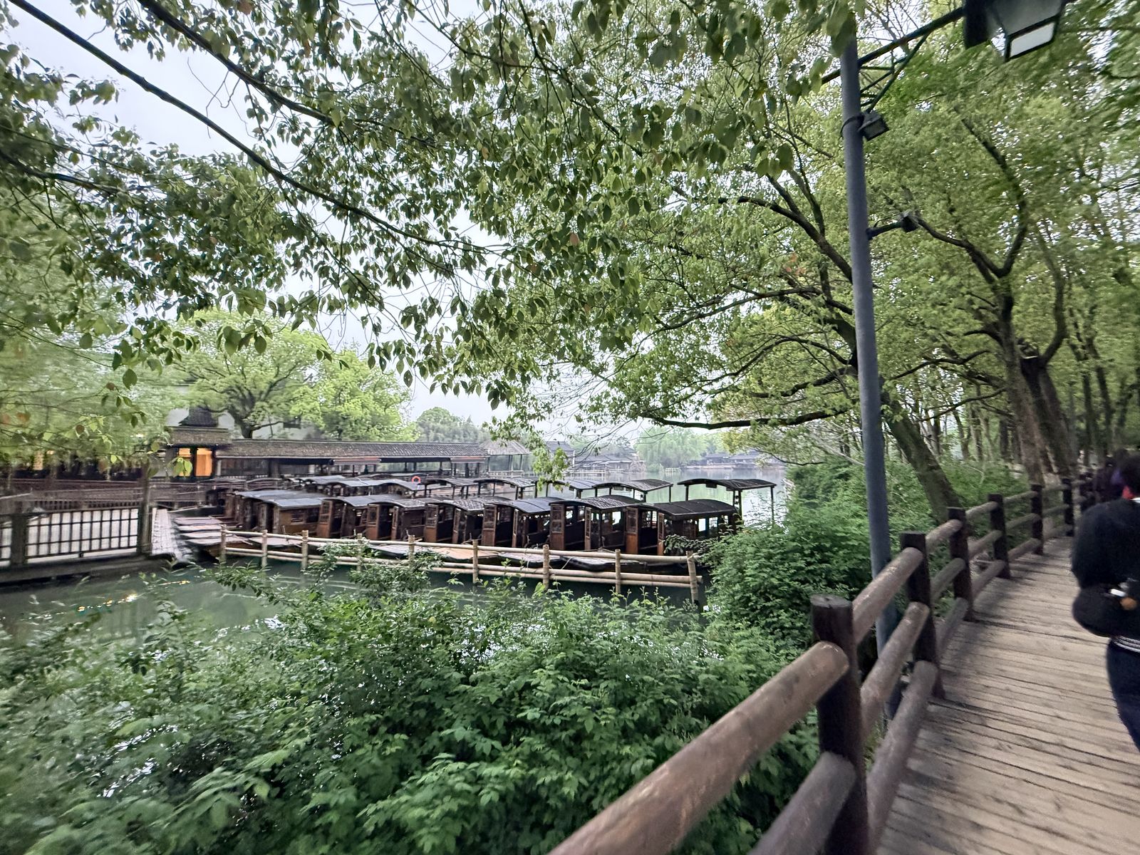 烏鎮西柵河邊烏篷船與木棧道