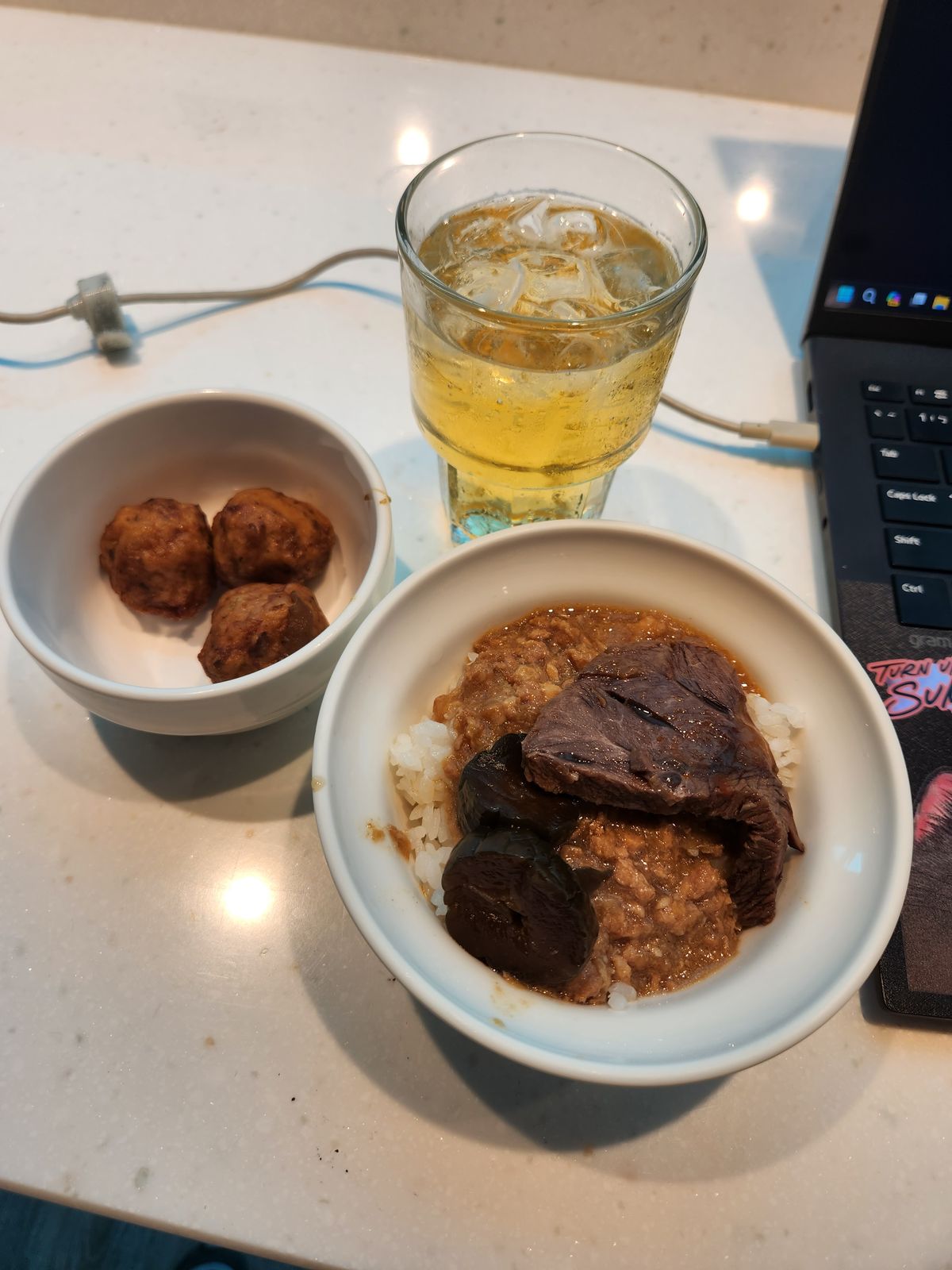 東方宇逸滷肉飯套餐與飲料