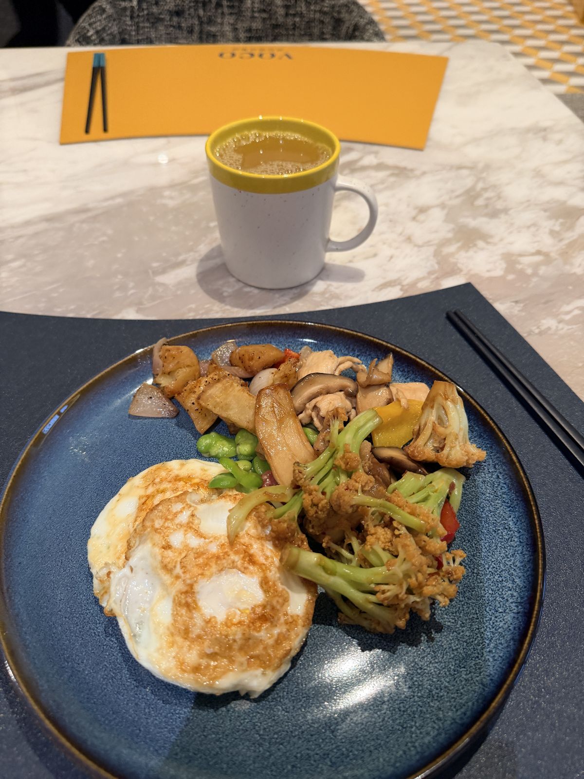 蘇州觀前街 voco 早餐煎蛋炒蔬拼盤與馬克杯