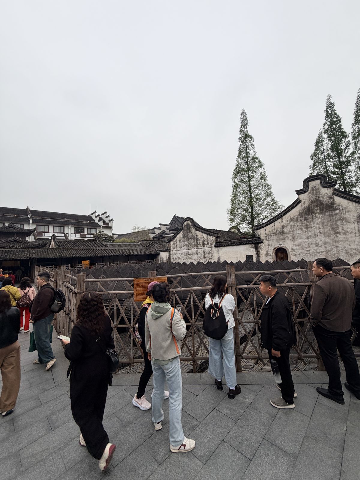 烏鎮西柵橋邊步道與遊客水鄉街景