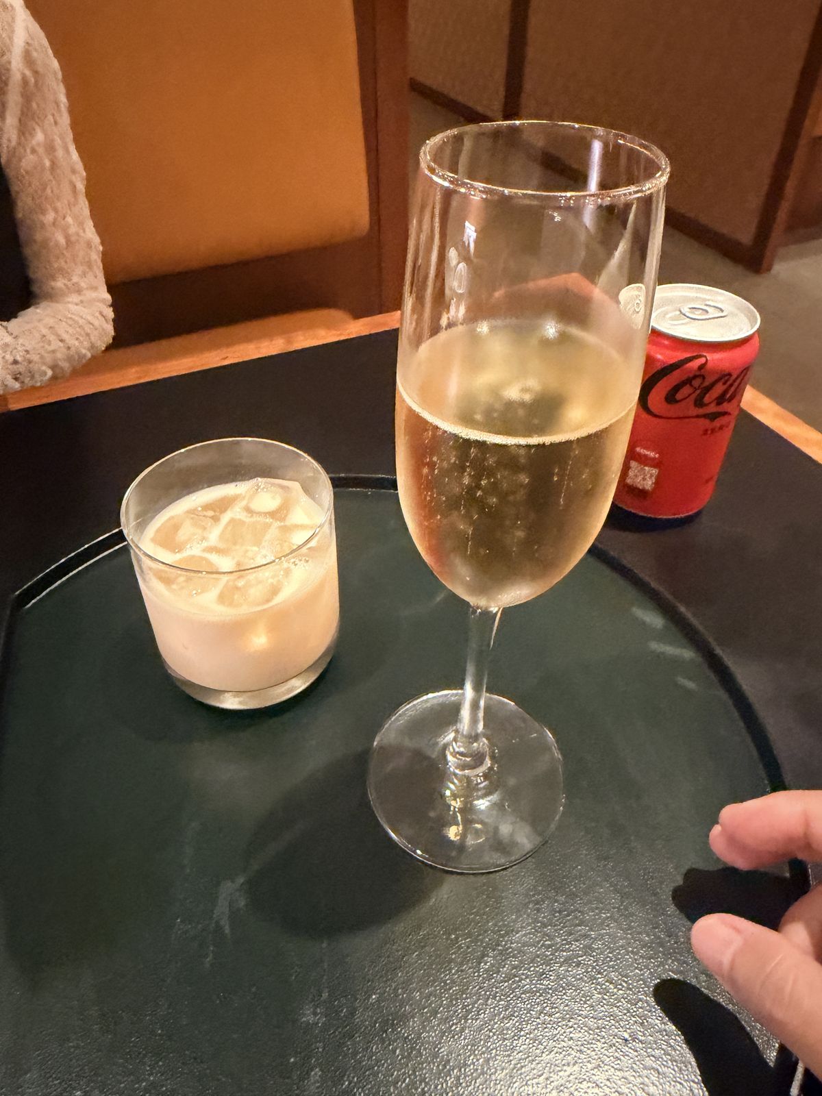 悠然吧氣泡酒與冰奶茶特調