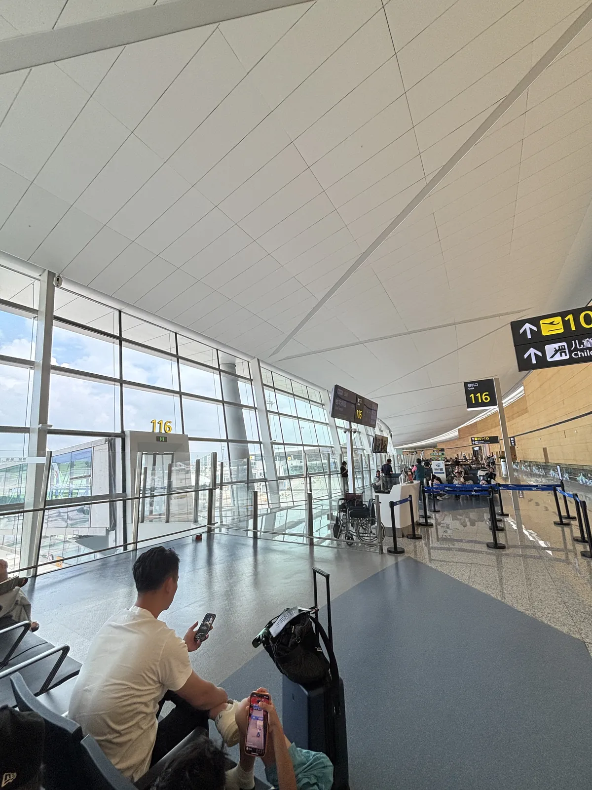 成都天府國際機場登機門候機座位與指示牌