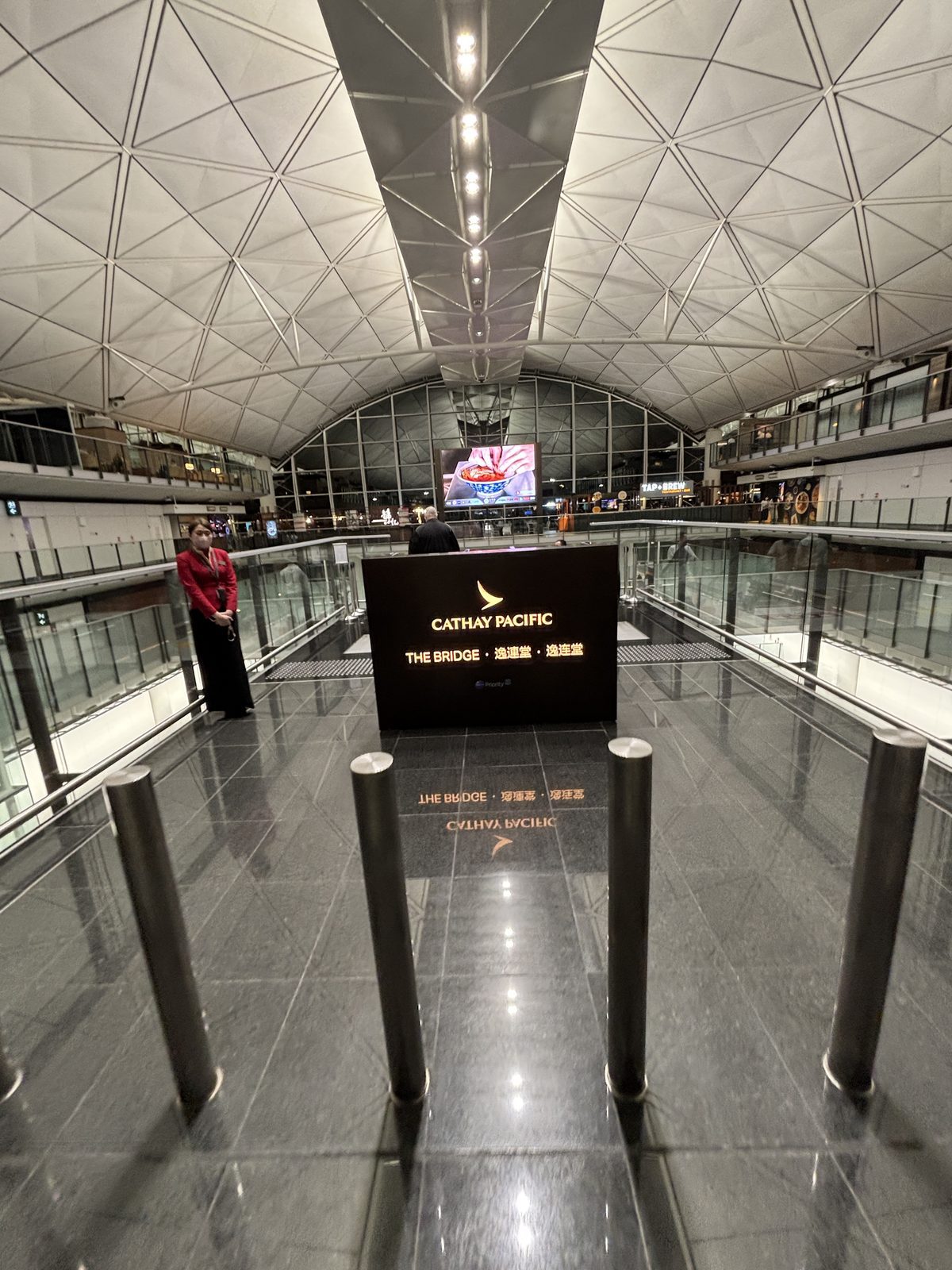 香港機場國泰逸連堂入口走道與接待台