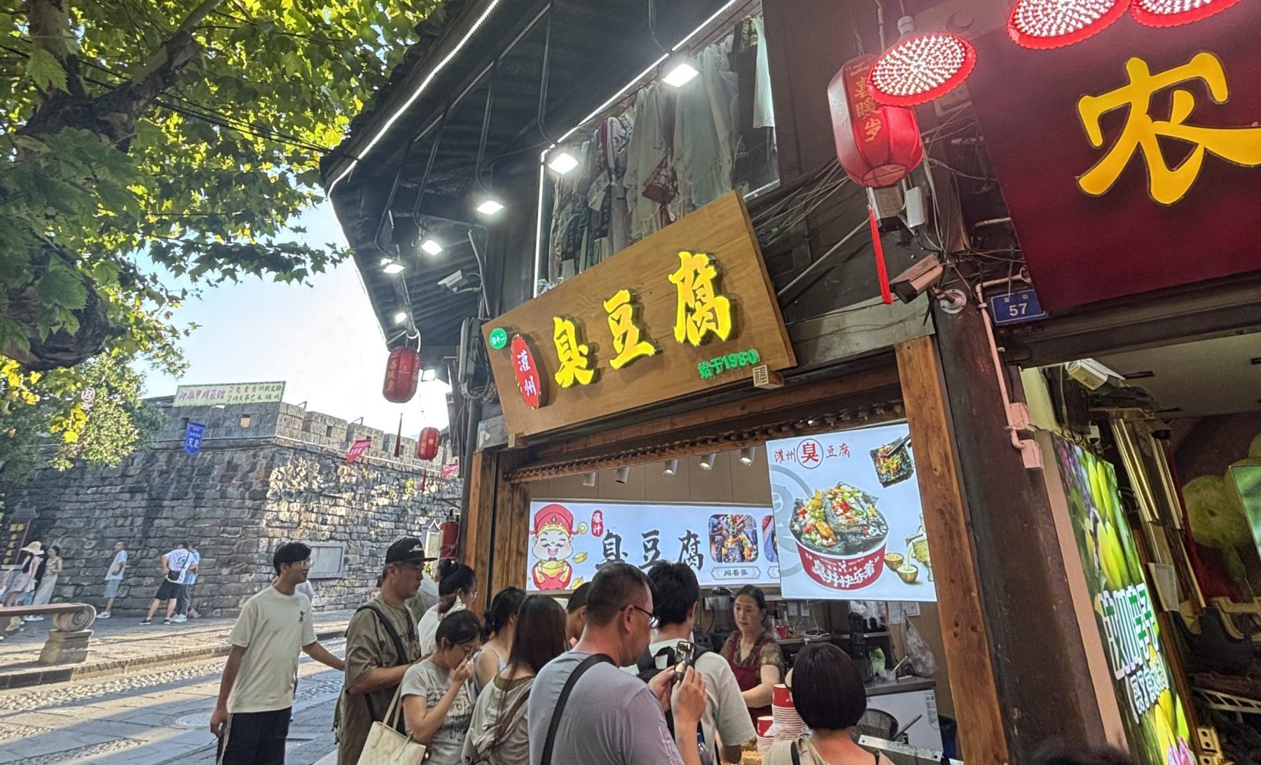 灌縣古城必吃小吃「灌州黑白臭豆腐」，辣香四溢的雙重享受
