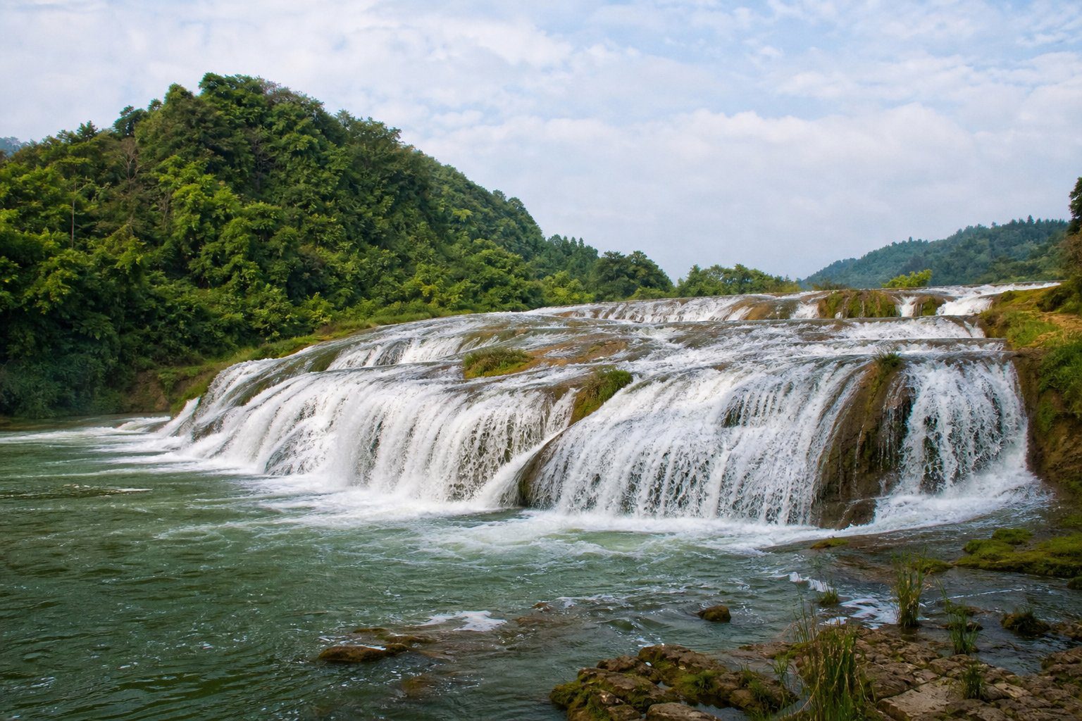 陡坡塘瀑布旅遊景觀（AI 生成示意圖）