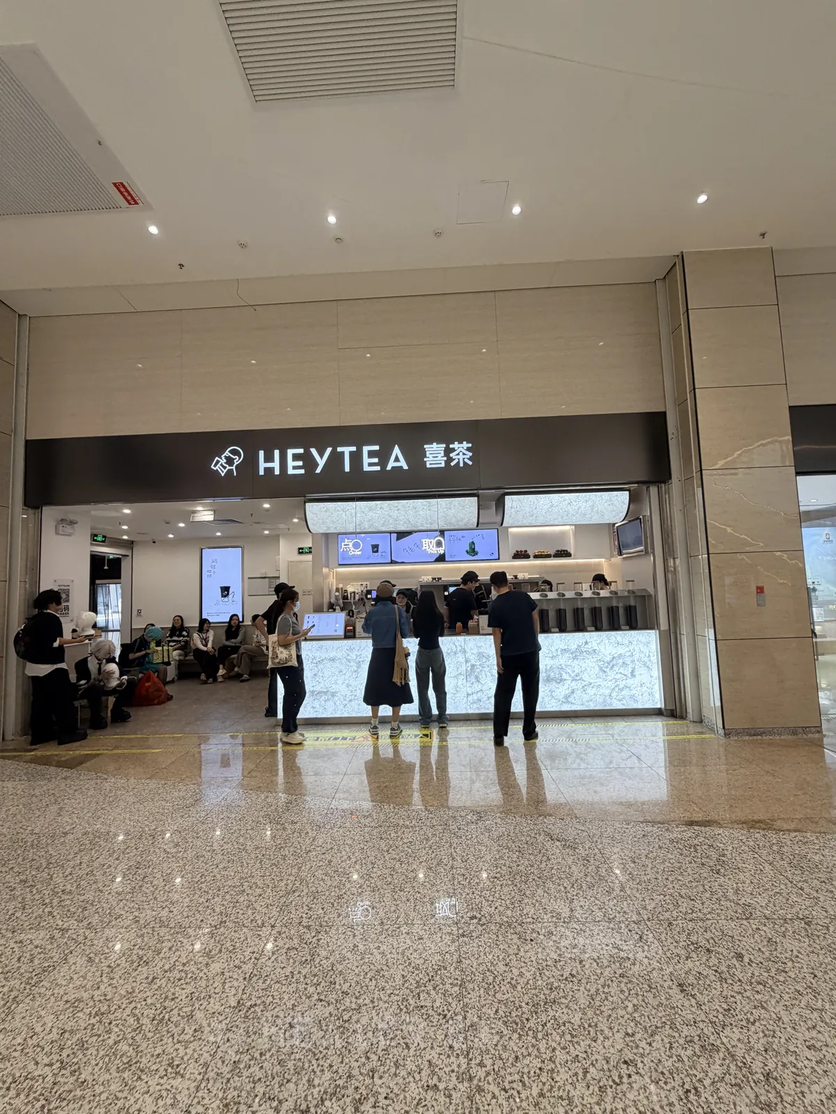 橫琴口岸通關後的購物廣場與餐飲空間