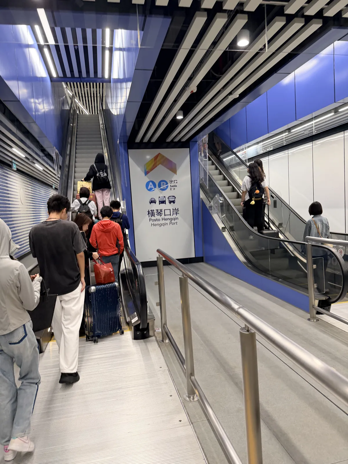 澳門輕軌橫琴站下車後前往橫琴口岸的電扶梯