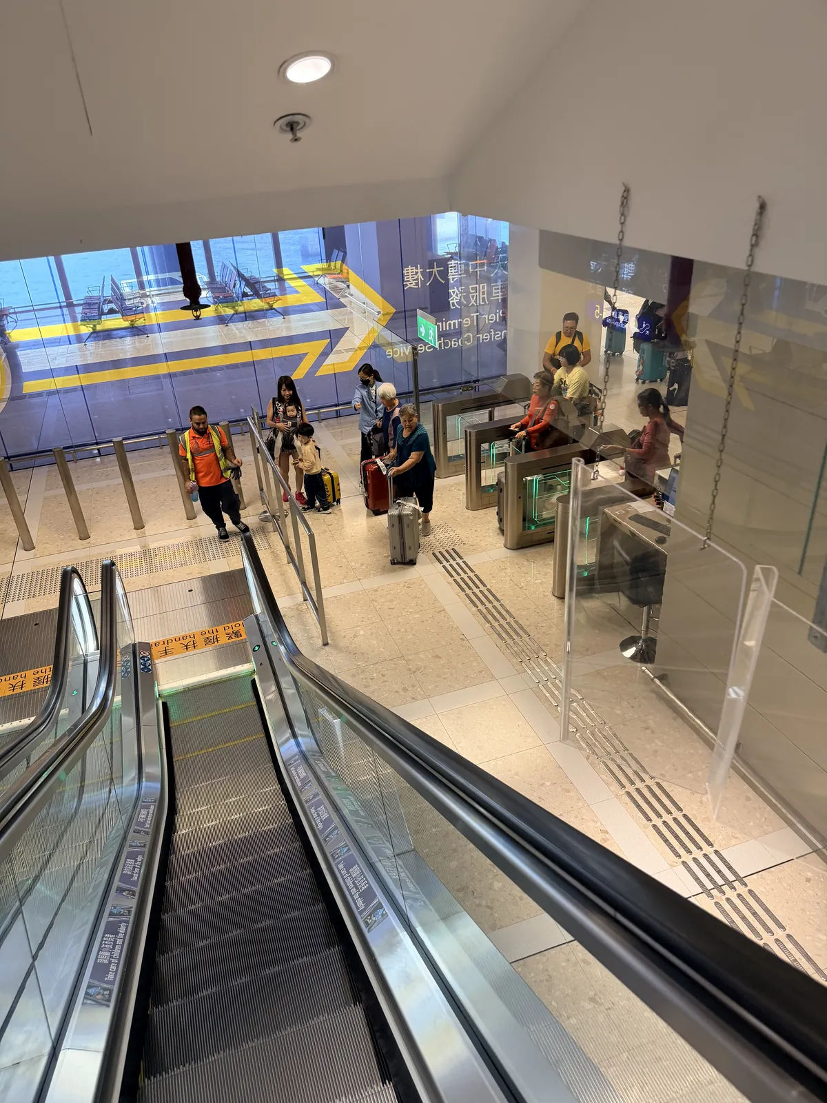 hk-airport-macau-bus-05-boarding-gate