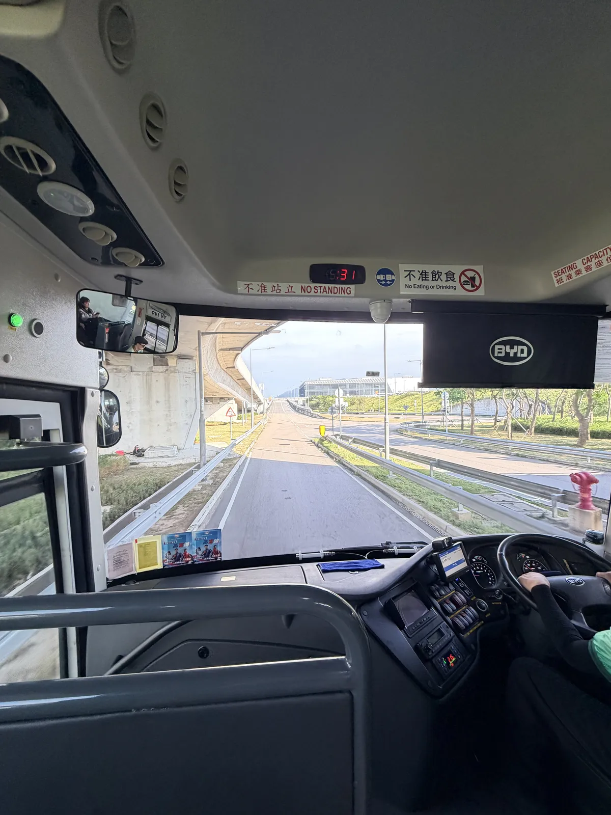 hk-airport-macau-bus-08-bus-platform