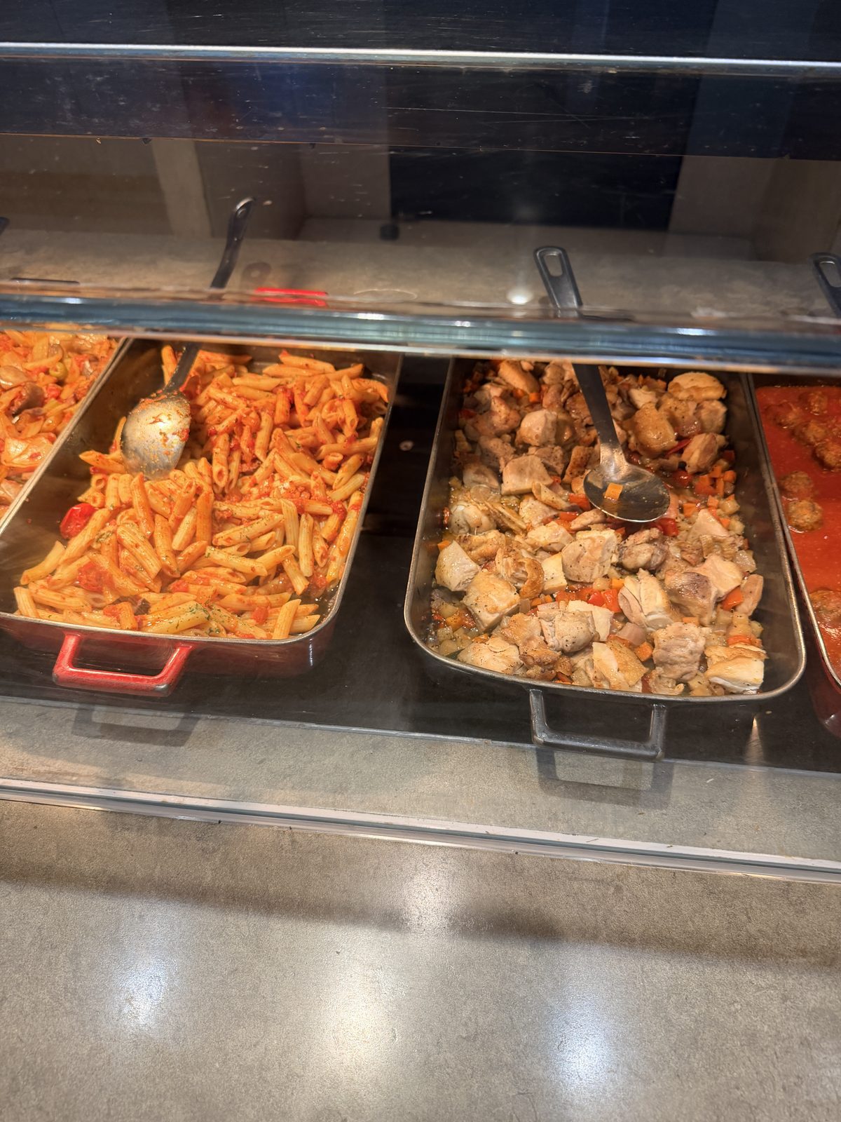 玉衡堂熱食自助台義大利麵與燉菜