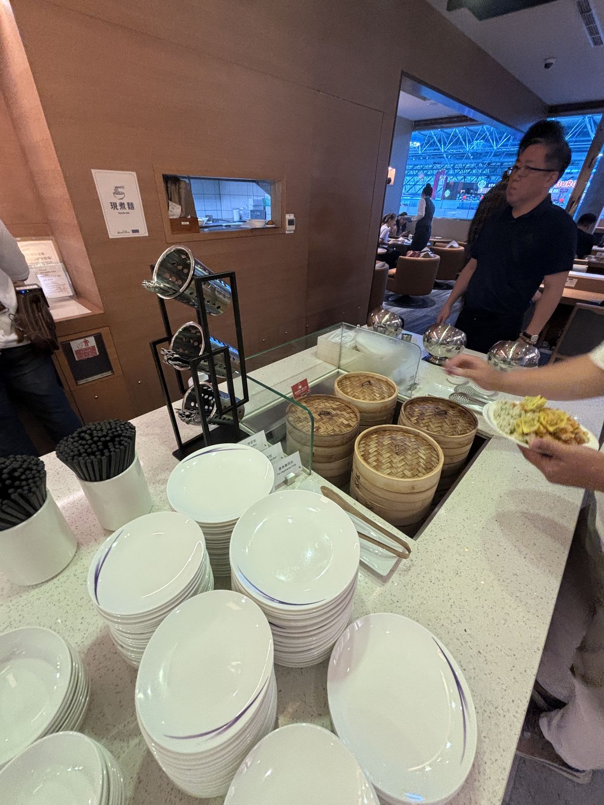 梅苑貴賓室熱食自助餐檯