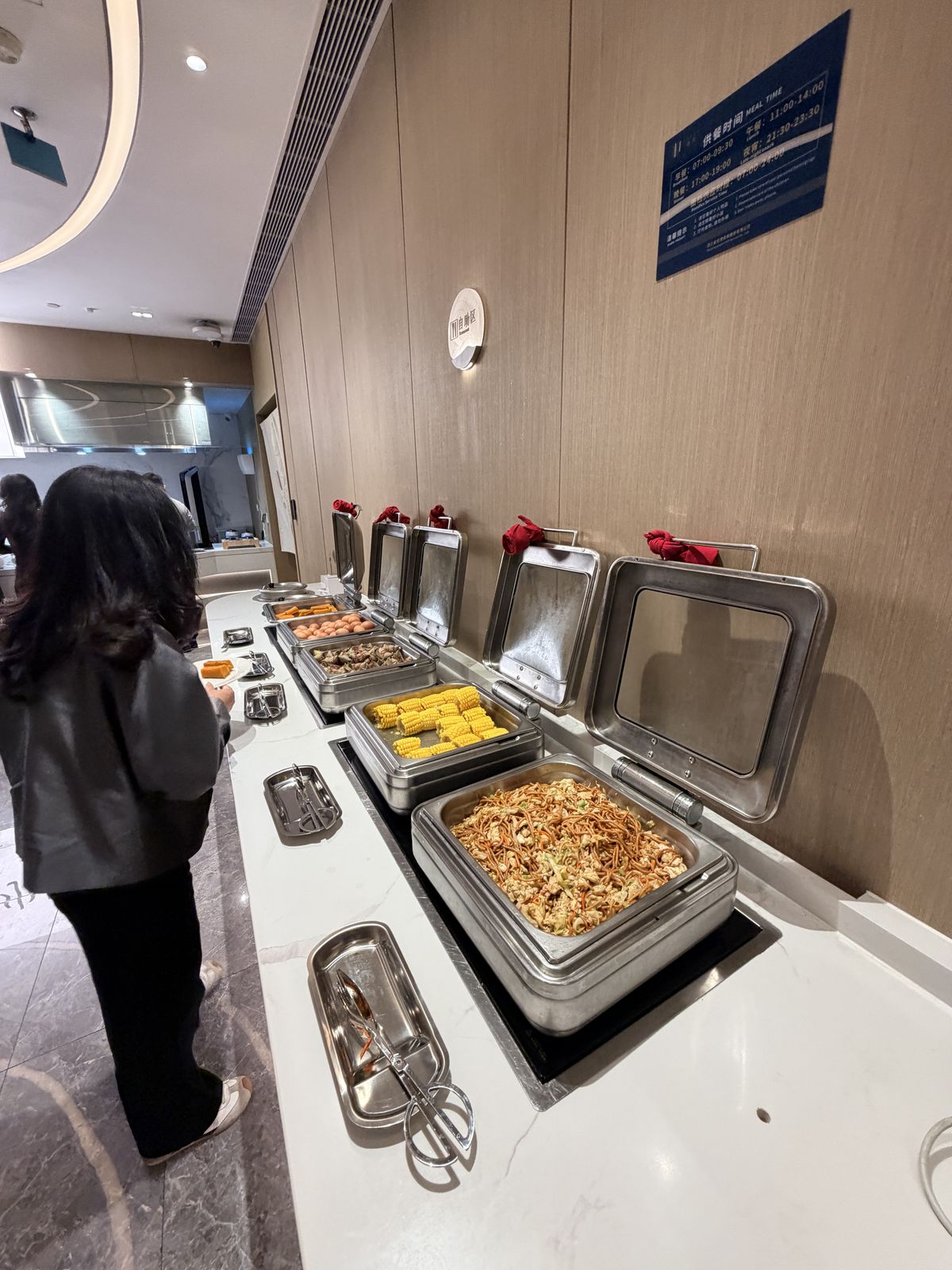 禧悅貴賓室自助熱食區與供餐時間牌
