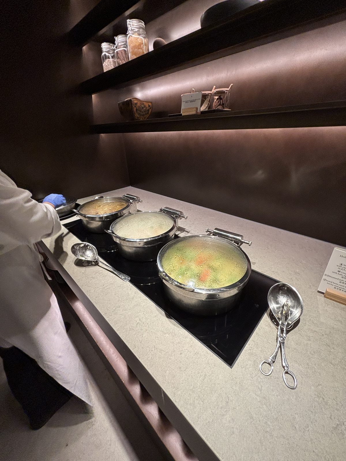 逸連堂熱食自助站與湯品鍋