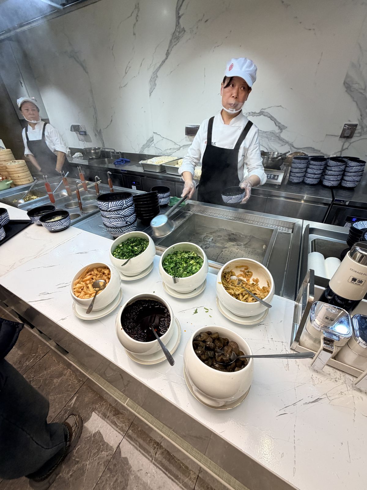 禧悅小廚工作人員現煮餐點與調味料