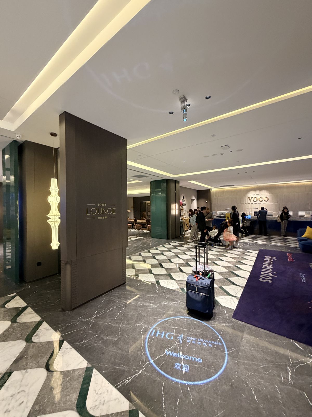 蘇州觀前街 voco 酒店大廳接待櫃檯與 voco 標誌