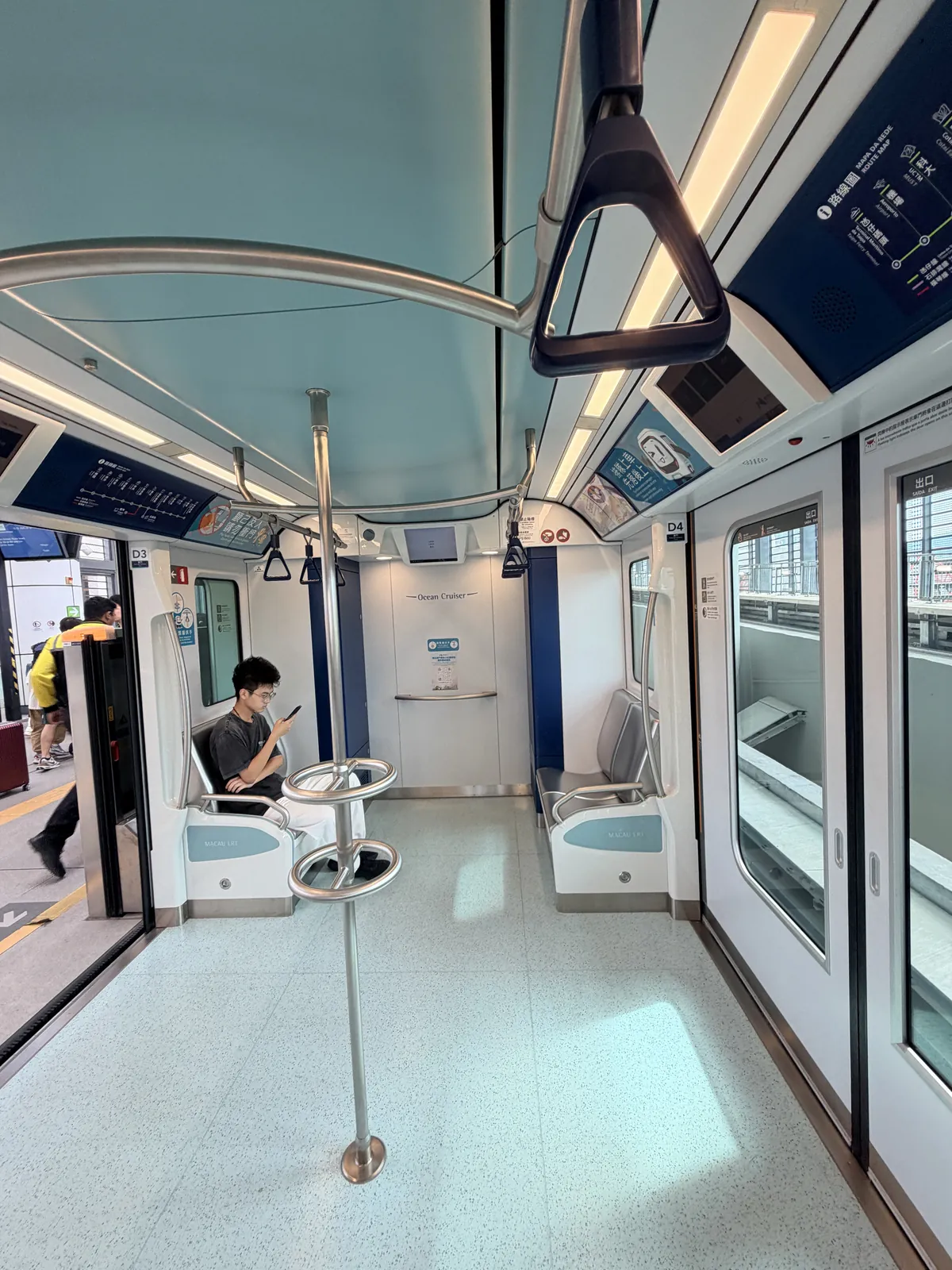 澳門輕軌橫琴線列車車廂與無障礙空間