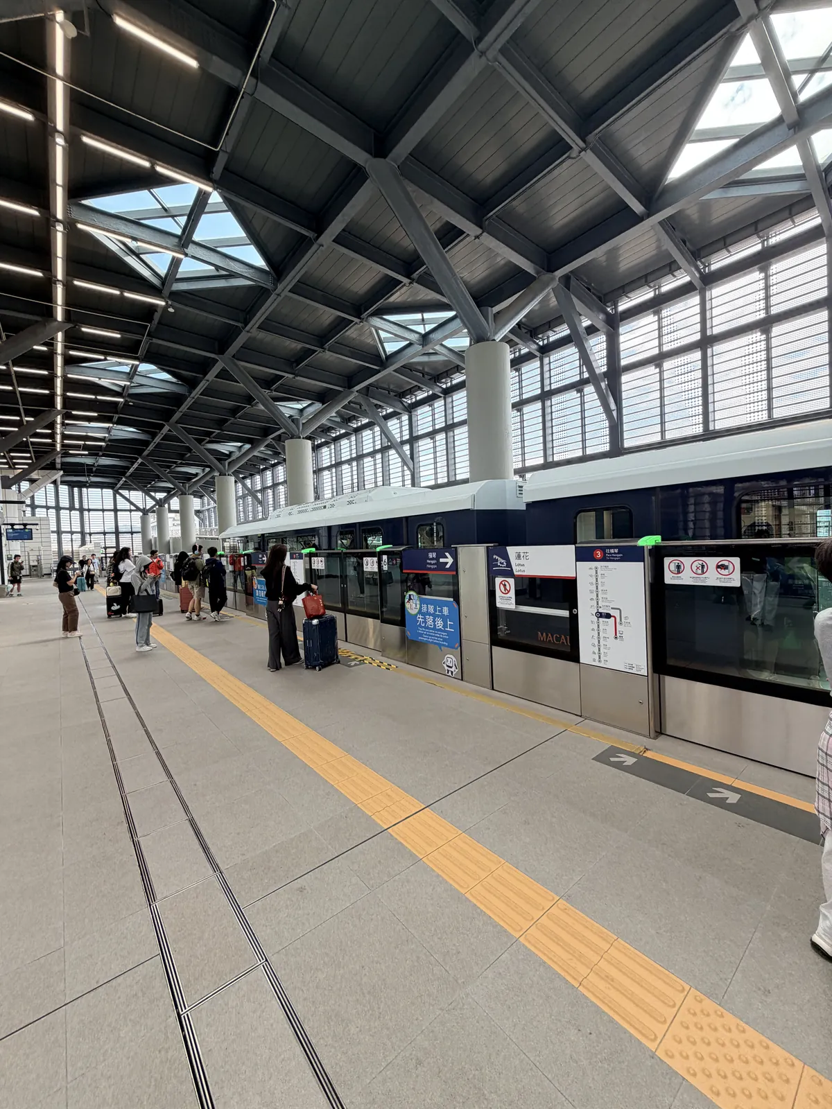 澳門輕軌橫琴線列車抵達月台